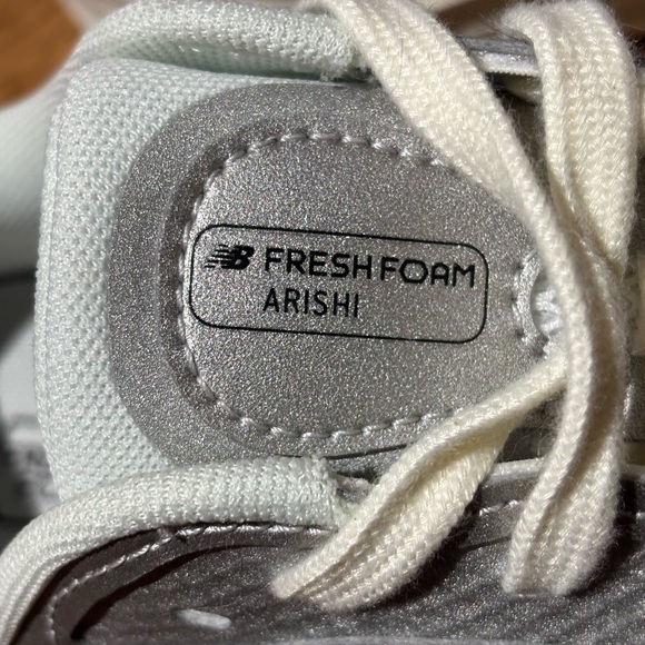 NEW BALANCE Fresh Foam Arishi v4 Tiralux Running Shoe Sneaker White Women’s 10 - Picture 4 of 10